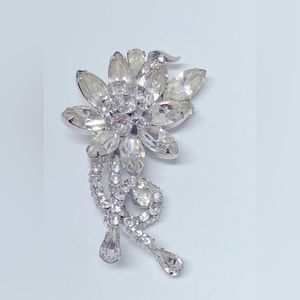 Stunning Weiss vintage flower brooch 2  1/2 h 1 3/4 w